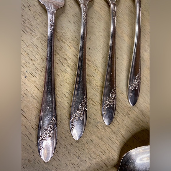 Oneida Tudor Plate Queen Bess II Silverplate Flatware Set - 15 Pcs Vintage 1946 - Picture 5 of 13